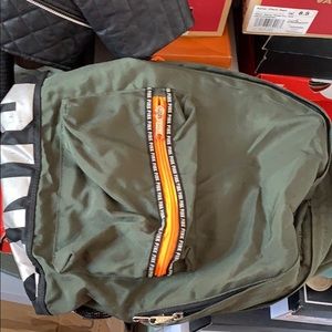 Army green VS PINK BACKPACK